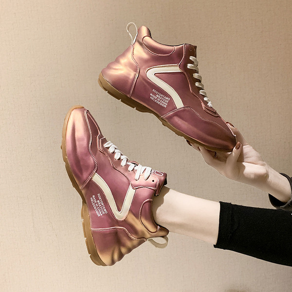 Αθλητικά γυναικεία  παπούτσια με κορδόνια και επίπεδη σόλα