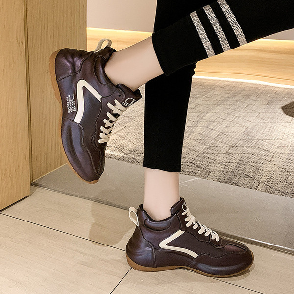 Αθλητικά γυναικεία  παπούτσια με κορδόνια και επίπεδη σόλα