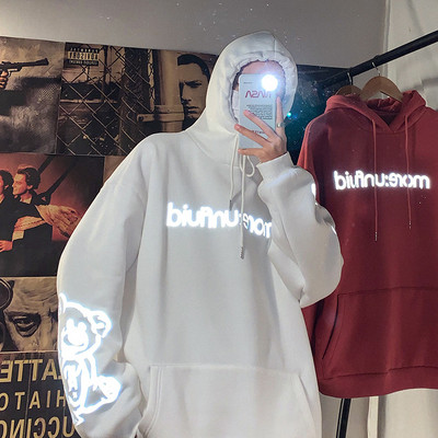 Μοντέρνο ανδρικό φούτερ με κουκούλα και αντανακλαστικές επιγραφές