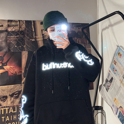 Μοντέρνο ανδρικό φούτερ με κουκούλα και αντανακλαστικές επιγραφές