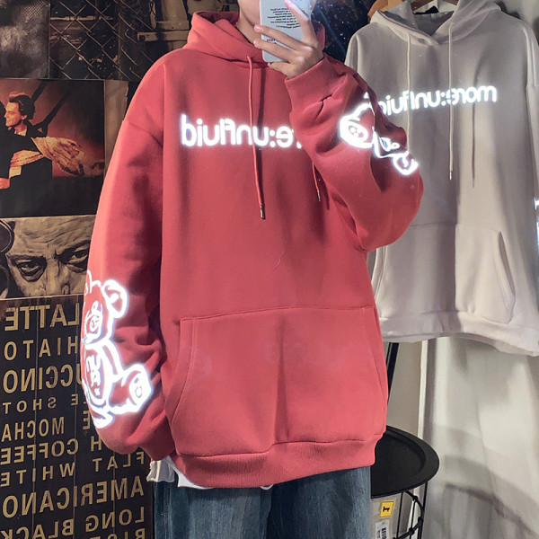 Μοντέρνο ανδρικό φούτερ με κουκούλα και αντανακλαστικές επιγραφές