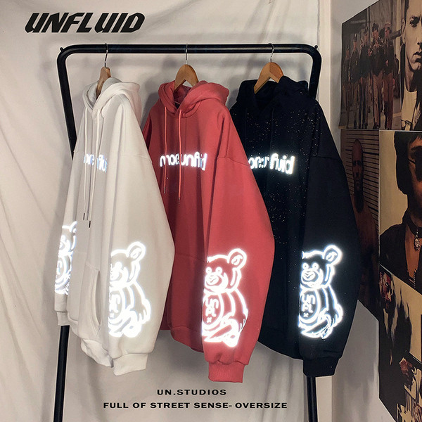 Μοντέρνο ανδρικό φούτερ με κουκούλα και αντανακλαστικές επιγραφές