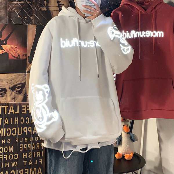 Μοντέρνο ανδρικό φούτερ με κουκούλα και αντανακλαστικές επιγραφές