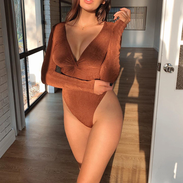 Aktuāls sievietes bodijs ar V veida izgriezumu, garām piedurknēm un spīdīgu efektu