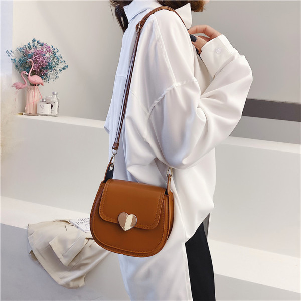 Κομψή γυναικεία τσάντα από οικολογικό δέρμα με μεταλλικό κουμπιά και μεγάλη λαβή