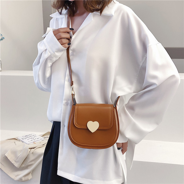 Κομψή γυναικεία τσάντα από οικολογικό δέρμα με μεταλλικό κουμπιά και μεγάλη λαβή