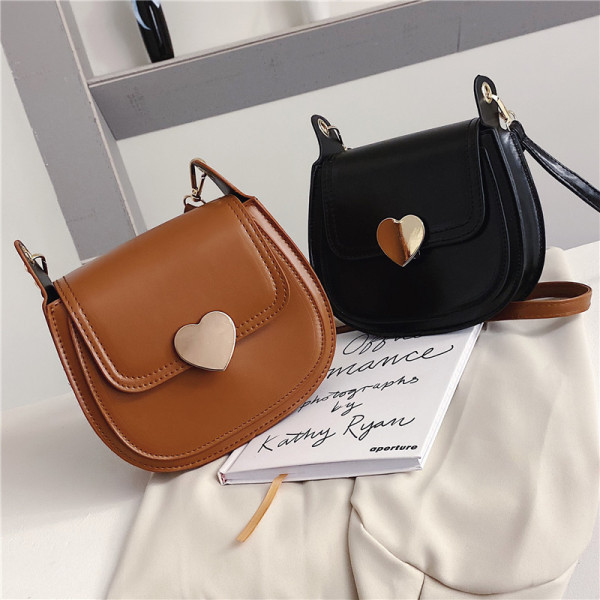 Κομψή γυναικεία τσάντα από οικολογικό δέρμα με μεταλλικό κουμπιά και μεγάλη λαβή