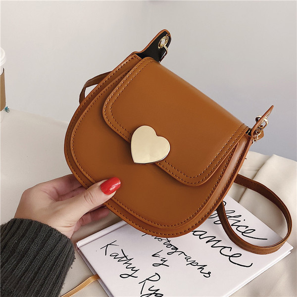 Κομψή γυναικεία τσάντα από οικολογικό δέρμα με μεταλλικό κουμπιά και μεγάλη λαβή