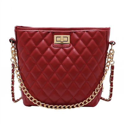 Μοντέρνη οικολογική δερμάτινη τσάντα με μεταλλική κοντή αλυσίδα