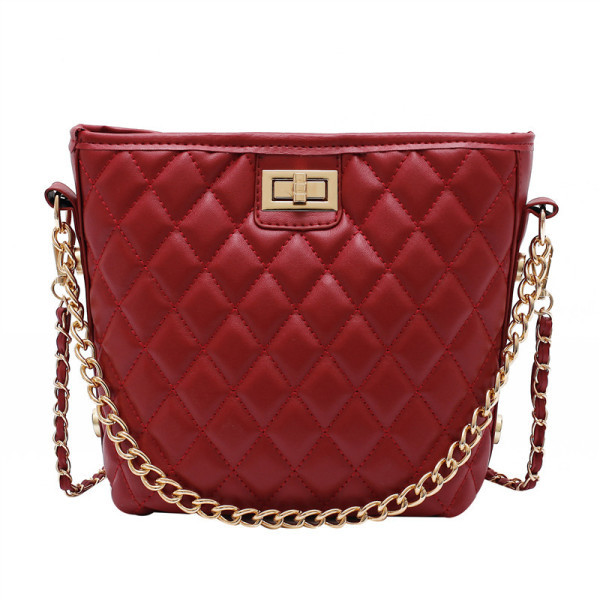 Μοντέρνη οικολογική δερμάτινη τσάντα με μεταλλική κοντή αλυσίδα