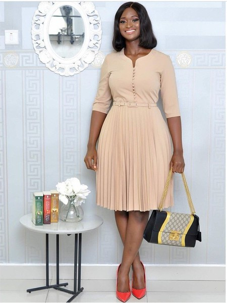 Liela izmēra sieviešu kleita ar 3/4 piedurknēm un jostu