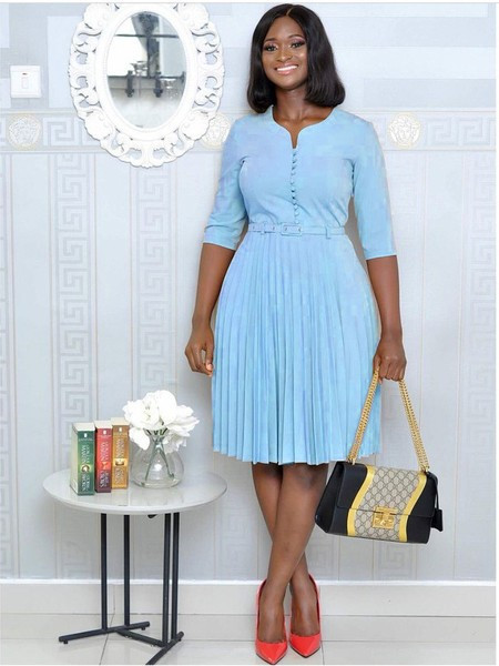 Liela izmēra sieviešu kleita ar 3/4 piedurknēm un jostu