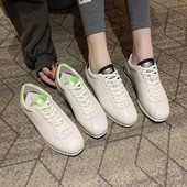 Γυναικεία αθλητικά παπούτσια με ίσα σόλα σε λευκό χρώμα