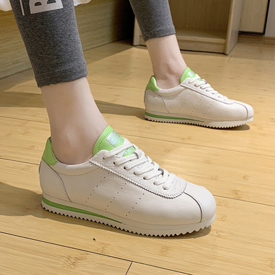 Γυναικεία αθλητικά παπούτσια με ίσα σόλα σε λευκό χρώμα