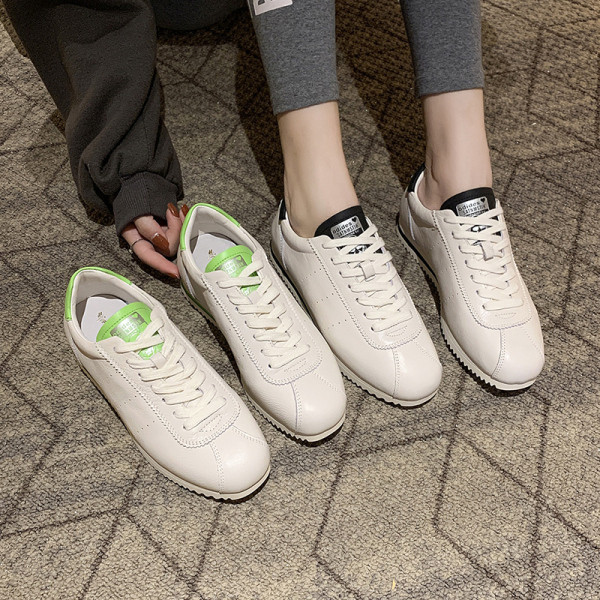 Γυναικεία αθλητικά παπούτσια με ίσα σόλα σε λευκό χρώμα