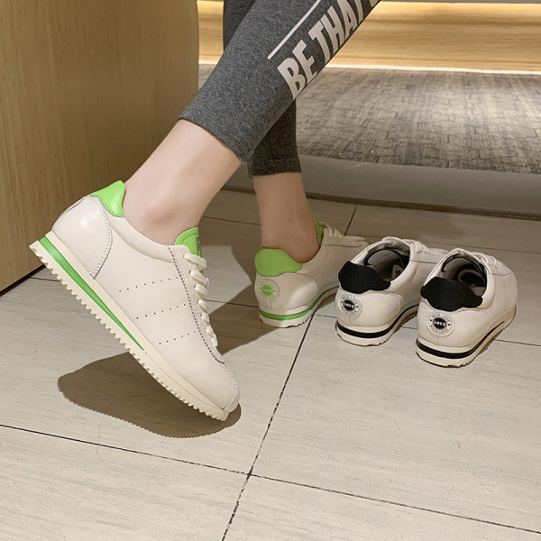 Γυναικεία αθλητικά παπούτσια με ίσα σόλα σε λευκό χρώμα