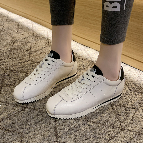 Γυναικεία αθλητικά παπούτσια με ίσα σόλα σε λευκό χρώμα