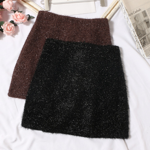 Pašreizējie sieviešu īsie svārki ar rāvējslēdzēju un augstu vidukli