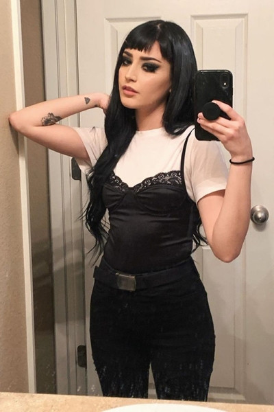 Sieviešu melns bodijs ar plānām lencēm un mežģīnēm