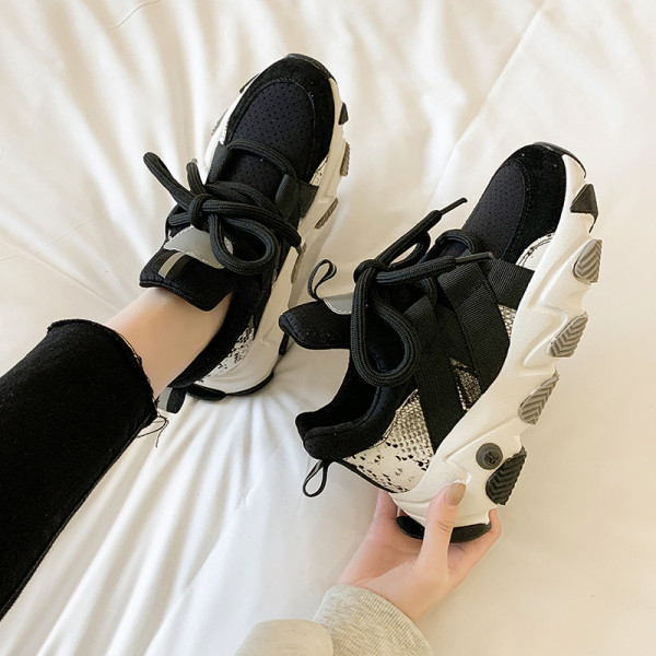 Μοντέρνα γυναικεία αθλητικά πάνινα παπούτσια