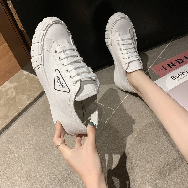 Λευκά γυναικεία αθλητικά παπούτσια με ψηλή πλατφόρμα