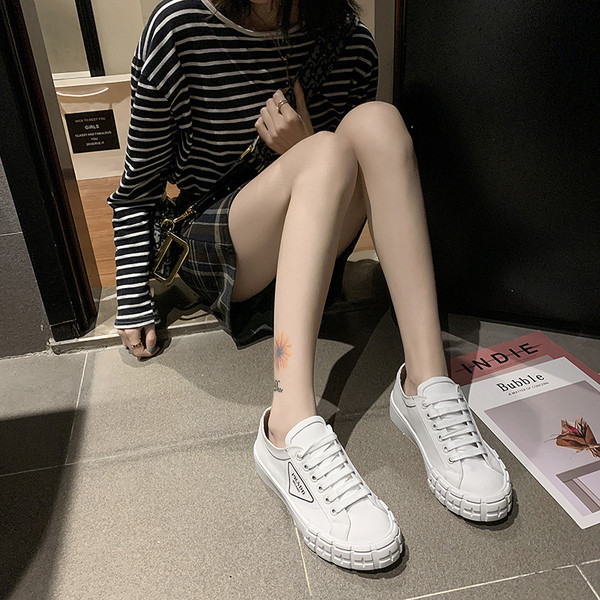 Λευκά γυναικεία αθλητικά παπούτσια με ψηλή πλατφόρμα