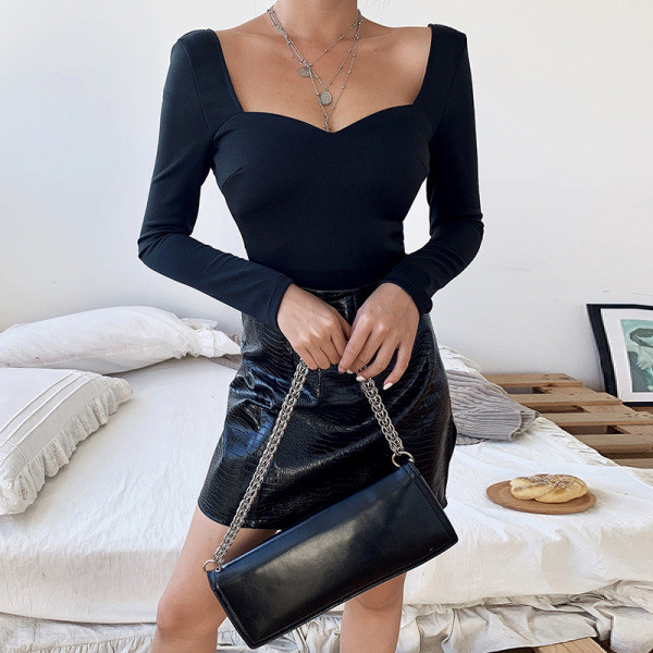 Lezser fekete női body hosszú ujjal és szögletes nyakkivágással