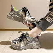 Μοντέρνα γυναικεία αθλητικά παπούτσια με σκληρή σόλα και επιγραφή