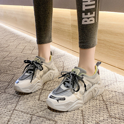 Μοντέρνα γυναικεία αθλητικά παπούτσια με σκληρή σόλα και επιγραφή