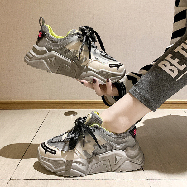 Μοντέρνα γυναικεία αθλητικά παπούτσια με σκληρή σόλα και επιγραφή