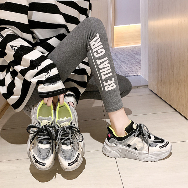 Μοντέρνα γυναικεία αθλητικά παπούτσια με σκληρή σόλα και επιγραφή