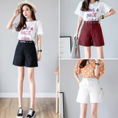 Paprasti moteriški šortai aukštu juosmeniu, kišenėmis ir diržu