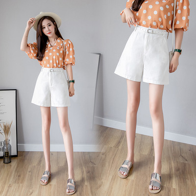 Paprasti moteriški šortai aukštu juosmeniu, kišenėmis ir diržu