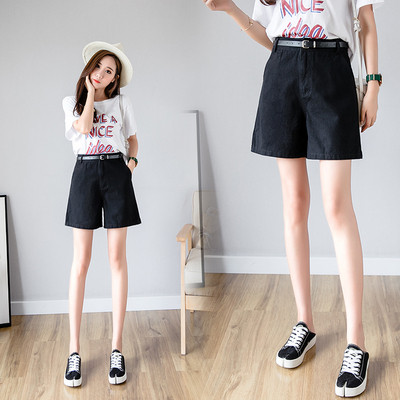 Paprasti moteriški šortai aukštu juosmeniu, kišenėmis ir diržu