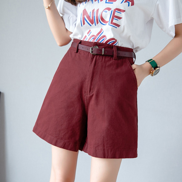 Paprasti moteriški šortai aukštu juosmeniu, kišenėmis ir diržu