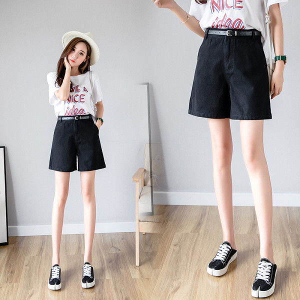 Paprasti moteriški šortai aukštu juosmeniu, kišenėmis ir diržu