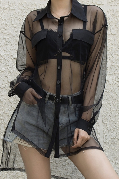 Ilgų permatomų marškinėlių platus modelis su klasikine apykakle ir sagomis