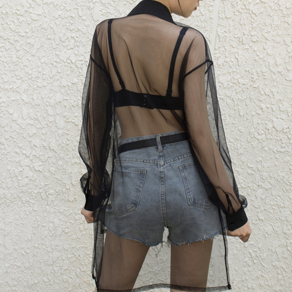 Ilgų permatomų marškinėlių platus modelis su klasikine apykakle ir sagomis