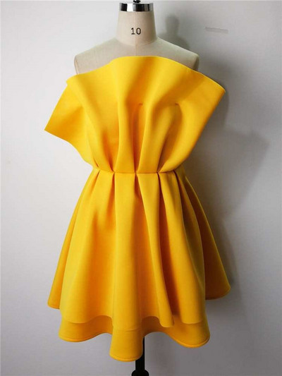 Κομψό γυναικείο φόρεμα με γυμνούς ώμους σε κίτρινο χρώμα