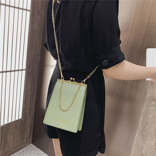 Γυναικεία μοντέρνα οικολογική δερμάτινη τσάντα με μεταλλική αλυσίδα