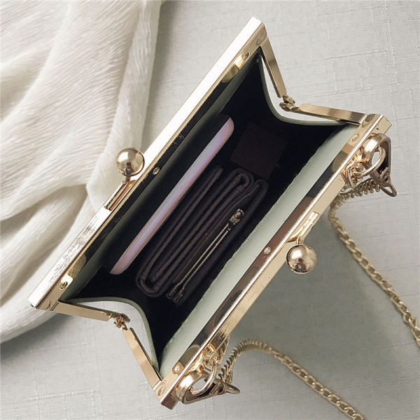 Γυναικεία μοντέρνα οικολογική δερμάτινη τσάντα με μεταλλική αλυσίδα