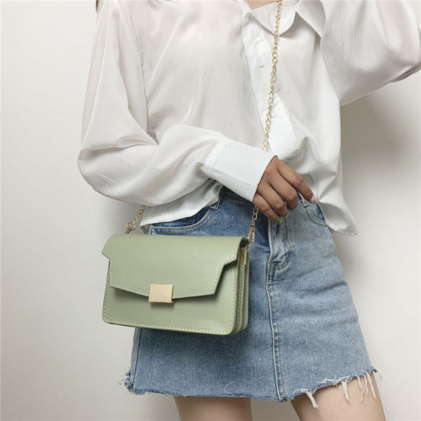 Γυναικεία καθημερινή τσάντα με μεταλλική αλυσίδα