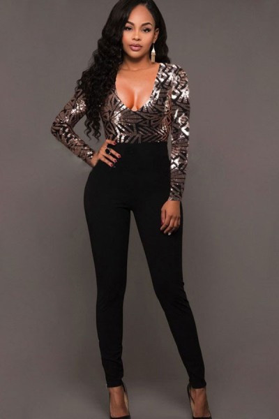 Stílusos női overall ovális nyakkivágással és flitterekkel, fekete színben