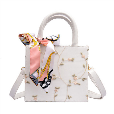 Γυναικεία τσάντα με κορδέλα και κεντήματα