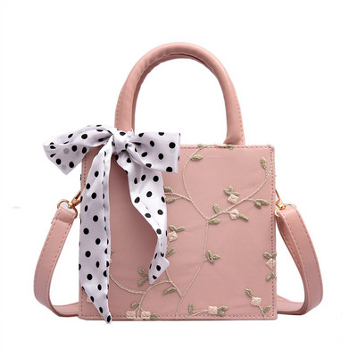 Γυναικεία τσάντα με κορδέλα και κεντήματα