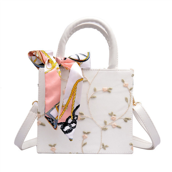 Γυναικεία τσάντα με κορδέλα και κεντήματα
