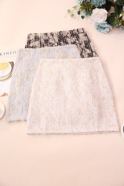 Dabartinis moteriškas sijono modelis trumpas aukštu liemeniu