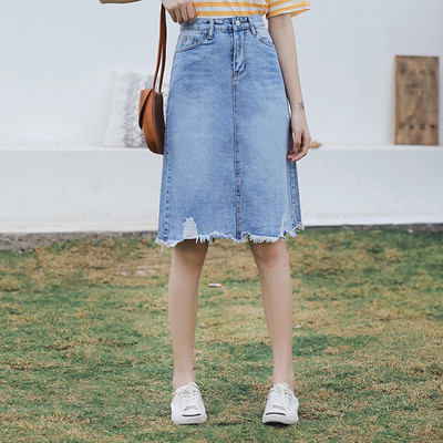 Modern női szoknya szakadt motívumokkal, magas derékkal