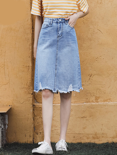 Modern női szoknya szakadt motívumokkal, magas derékkal