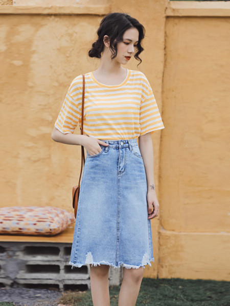 Modern női szoknya szakadt motívumokkal, magas derékkal